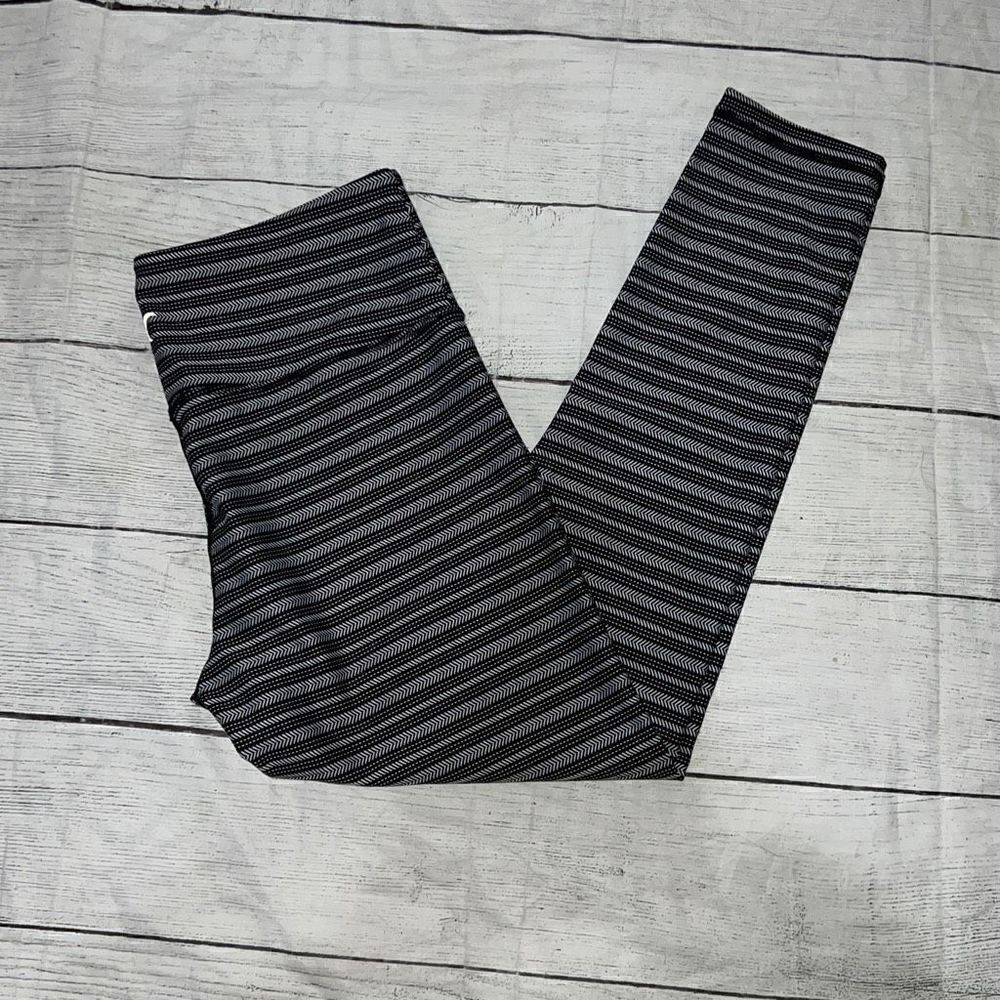 ZYIA Active AZTEC Adrenline 7/8 Leggings Cropped Black White Stripes sz 6-8